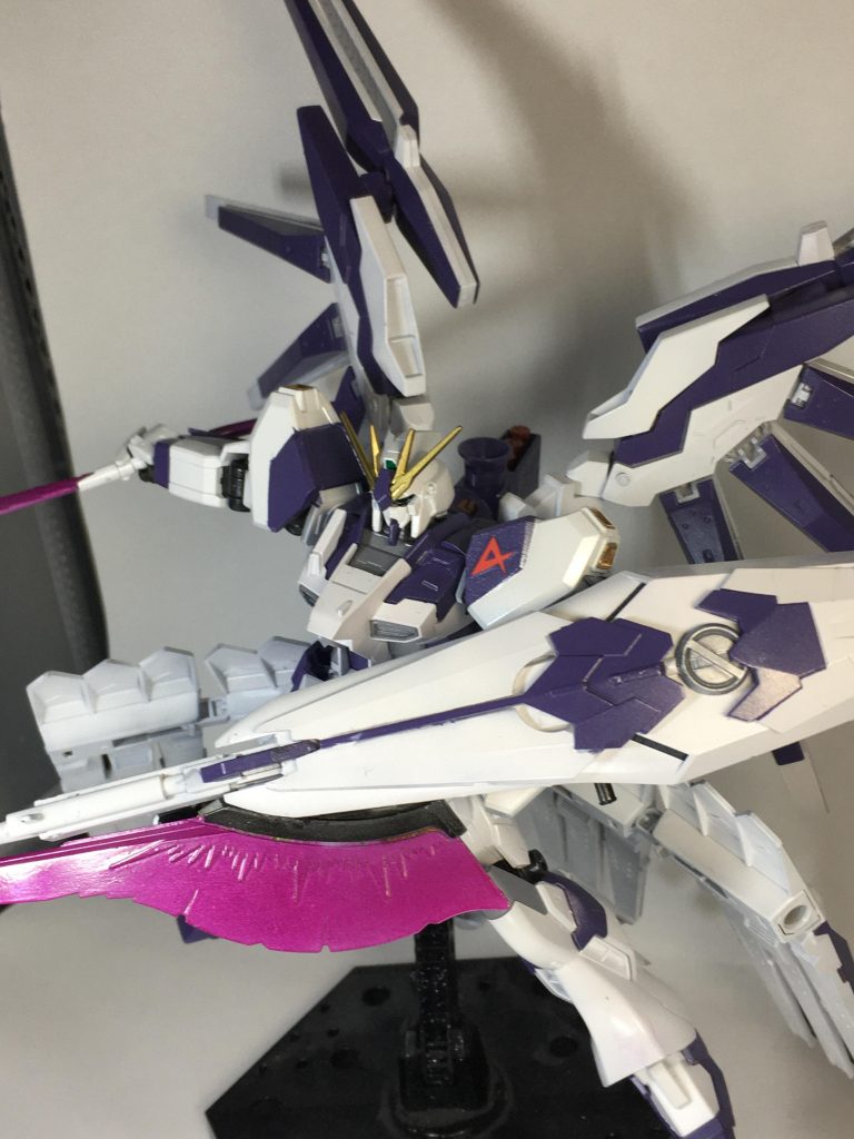 シールドはνのシールドにユニコーンのシールドを無理やりくっつけてIフィールド使えるようにしたりνのライフルとビームアックスをつけたり