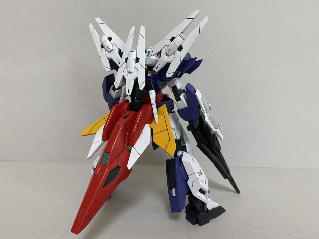 背面は色々出っ張った特徴的なフォルム
コアガンダムIIのつま先が見えるので肉抜きを埋めておきました