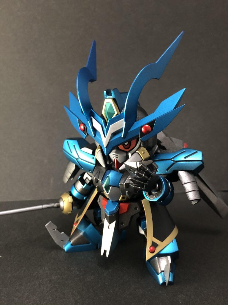 その正体はギャラルホルン騎士団の騎士、ガンダムキマリス。かつての盟友、聖騎士バエルの真意にたどり着いたとき、その素顔を明かす。

キマリス顔（への字ひとつ）かキマリスヴィダール顔にしようか迷いましたが、ヒロイックさを優先して通常のガンダム顔に。