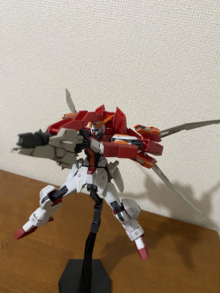 本機には可変機能は備わっていないものの、それに近いハイマニューバ形態での高速移動射撃を行う事を可能とした。更に通常のウィンダムのライフルに強化パーツが施され火力向上もされている。これにより、少数部隊での敵部隊の撹乱、殱滅、制圧力が増した。