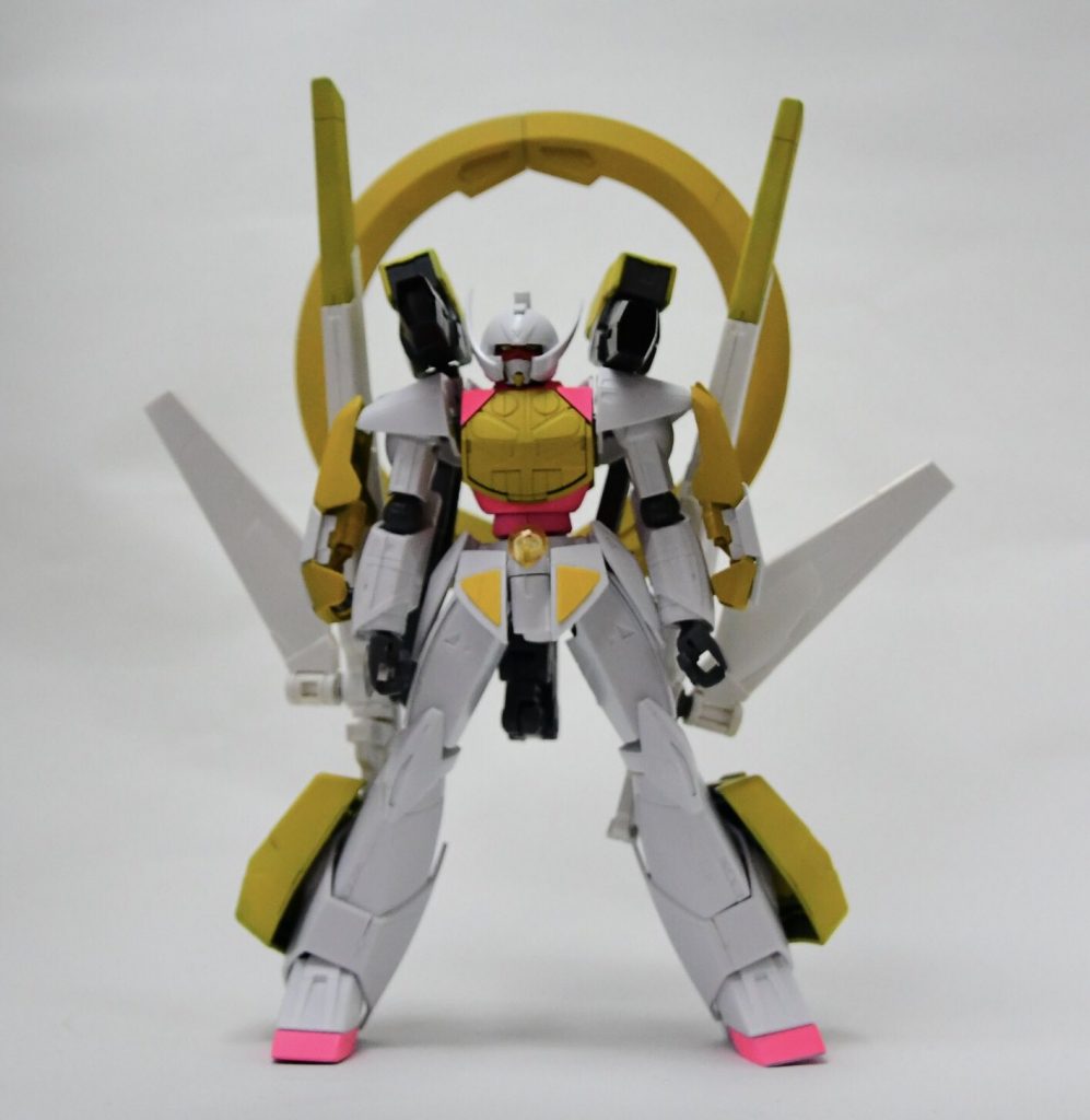 本機は花丸が自分専用機として作成したガンプラである
近接戦闘をあまり得意としない花丸はセラヴィーガンダムなどを参考にして、装甲をできる限り厚くし、敵の攻撃を耐えつつ最大火力でカウンターを狙う戦法を編み出した。
そのため、機体の各部にIフィールドバリア発生装置を取り付け防御力を底上げし、背部にはサテライトキャノンを取り付け火力もばっちりである。
また名前の由来はイタリア語で水平線(ホライゾン)を意味する言葉である。