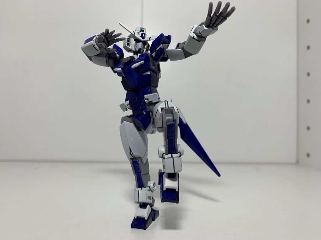 ポージング。アルスコアの平手が使えるのでまずはマスターガンダムっぽいポーズ。下半身に重心が寄っているので片足立ちも容易に行えます。