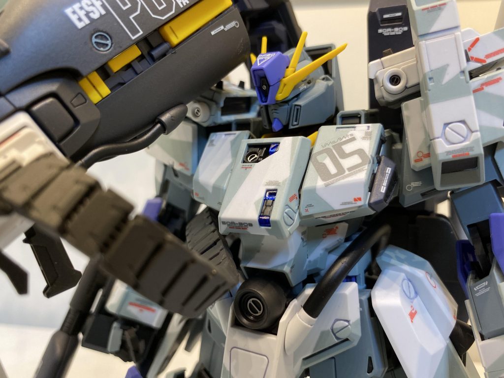 胸部装甲と頭部ダミーハイメガキャノン、および腹部ダミーハイメガキャノンにはエッチングパーツ追加。

クリアパーツは青マジックで着色し裏から銀テープを貼っています。

腰が剛性不足で、ハイパーメガキャノンをつけると右に傾いてしまっていたため、腰の変形機構はガチガチに接着固定しています。