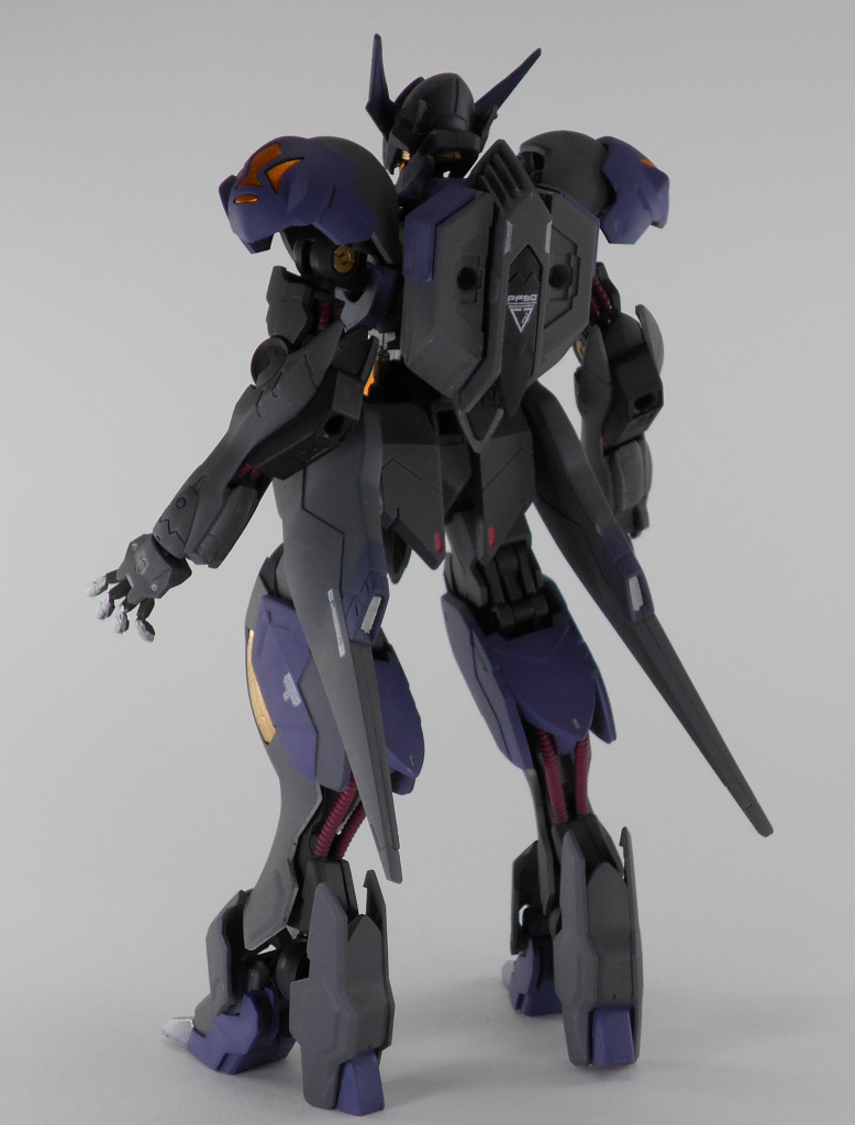 背面。
今作品では部分塗装やマスキングなどによる塗分け、水転写デカールやスミ入れ等で色の情報量を増やしてみました。
今までで一番作業が大変な作品でしたが、自分の作品の中では過去最高の色密度でかっこよく仕上げることができました。