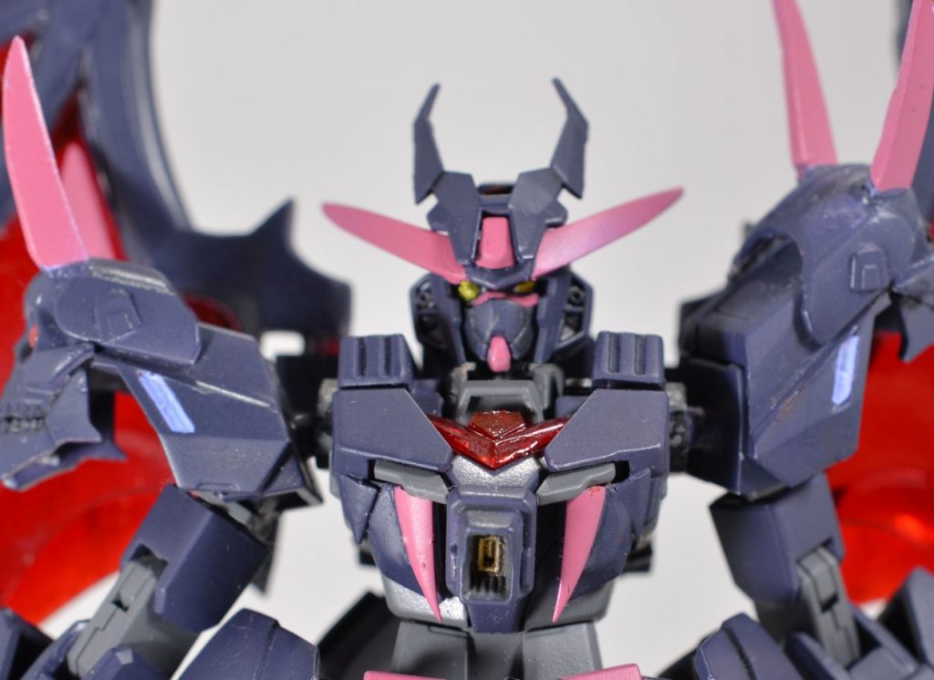 わかりにくいですが、少しでも不気味な印象になるよう、右目は円形のHアイズを貼り付けています。また自分の好みでマスクのスリットはパテで埋めました。