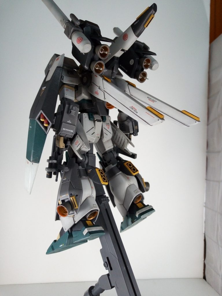 背部の追加バーニアとビームカノンは旧キットSガンダムの物を使用しております。旧キットってリサイクルショップとかでくっそみたいな値段でたまに売ってるんで改造パーツに使いやすいですよね。