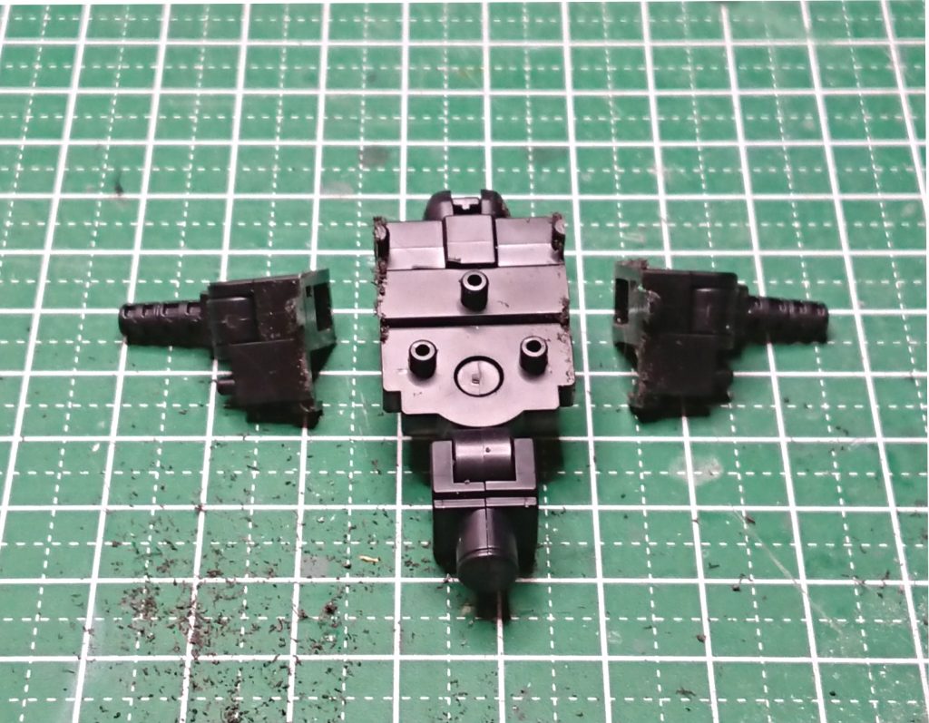 脇の幅を詰めるためにフレームをカット