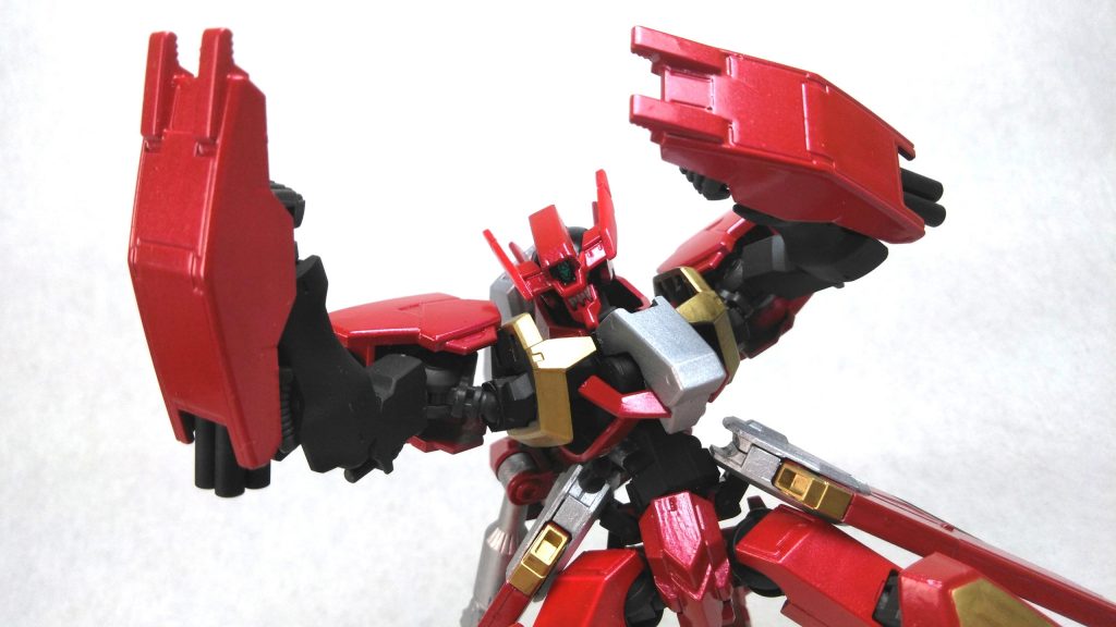 MS形態腕のクローで接近戦!