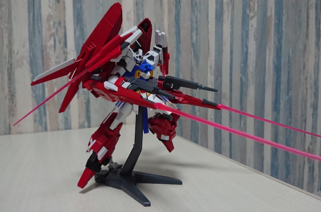 シールドから大型ビームサーベル展開可能