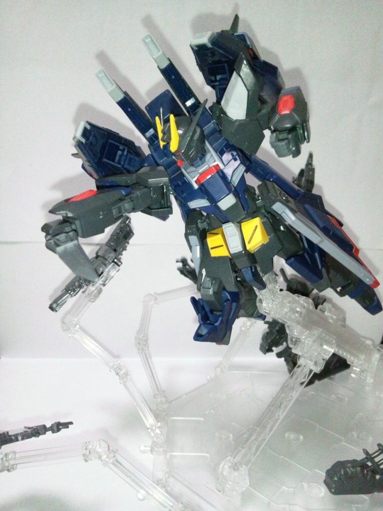 メイン武装の高周波振動兵器スラッシュエッジはお気に入りの一品で、以前制作したゼータガンダムから移植した物です。