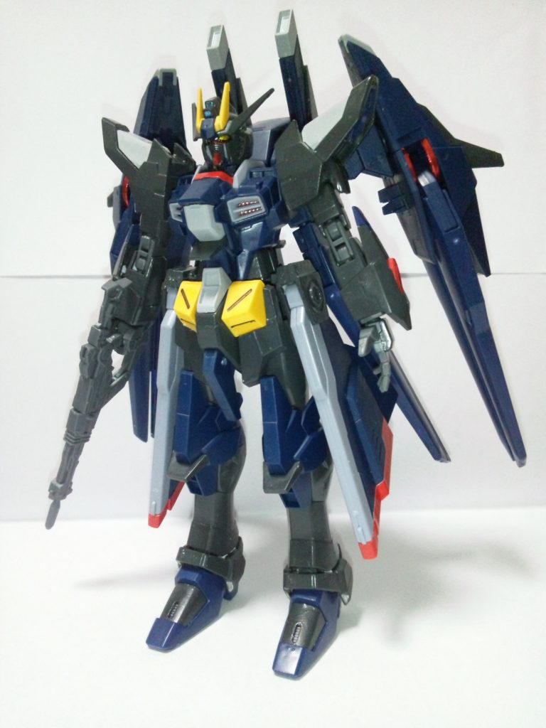 GMGMウェポンズから流用したライフルを装備。更に(写真には見えていません)がリアスカートに鞘付きのコンバットナイフを2本セットしています。
原型との違いはショルダーパーツの一部を切り取って可動範囲を広げています。