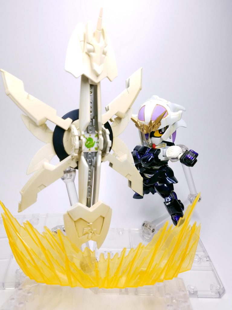 遥か未来の時間軸のマゼラン大陸にある研究機関カアドダに聖遺物として保管、復元された召喚器アカシックヴァインダー起動実験による爆発事故の中、偶然召喚された時空を廻る円卓の騎士(幻獣騎士)ユニコーンと擬似的にユナイト、その魂を受け継いだ

復元された白き盾アカシックディヴァイダーは、戦況によりメガセイバー、メガアーチャー、メガランサー、メガアサシン等の変形、さらに仮想宝具 擬似展開/幻獣の盾(ロード・カアドダス)を展開し召喚(コール)を発動する