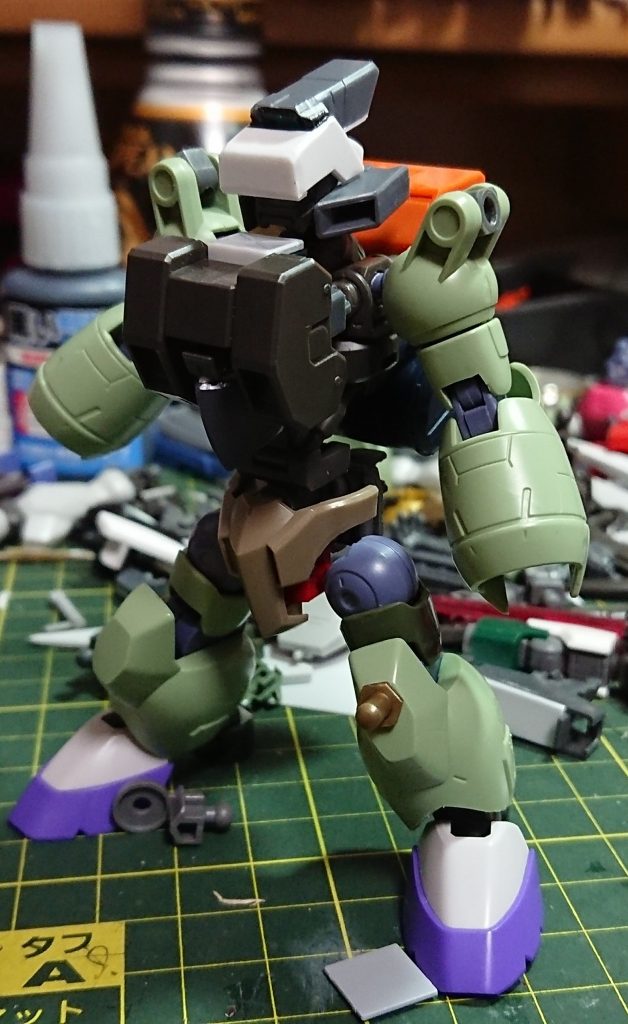 ※ここから制作工程です  
最初に組み上げたときの写真です。
背の低い鉄血機体を作りたくなり、余っていたユーゴーの胴体を芯にして作りました。
あんまり変わってないですね。