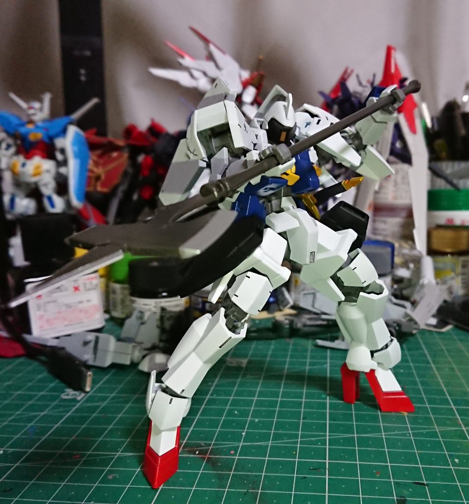 左肩には鉄華団のエンブレム
右肩にはアカツキの漢字です
カラーは彼の憧れである父の愛機と同じ