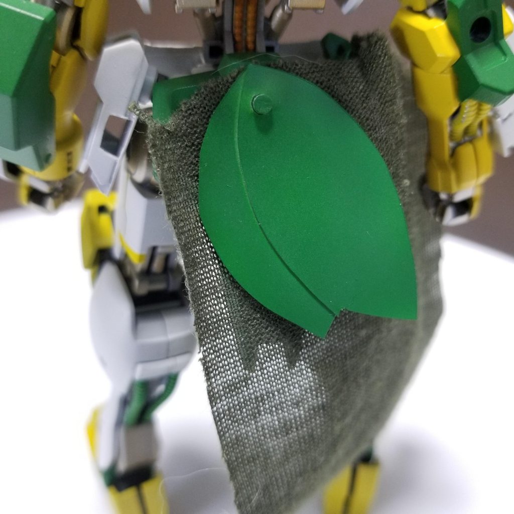 ひまわり要素を入れるために、塗装やパーツデザインを少し工夫してます。(ガントレット→ひまわりの種、腰マント止め→ひまわりの葉)
