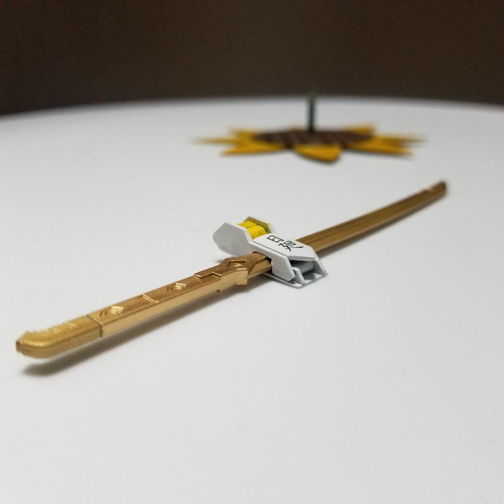 【主要武器1】陽刀_日廻
向日葵専用の太刀
陽刀と名付けたその刀は陽の光を表す色として金色に塗装してます。
左サイドアーマーに納めることが可能です。