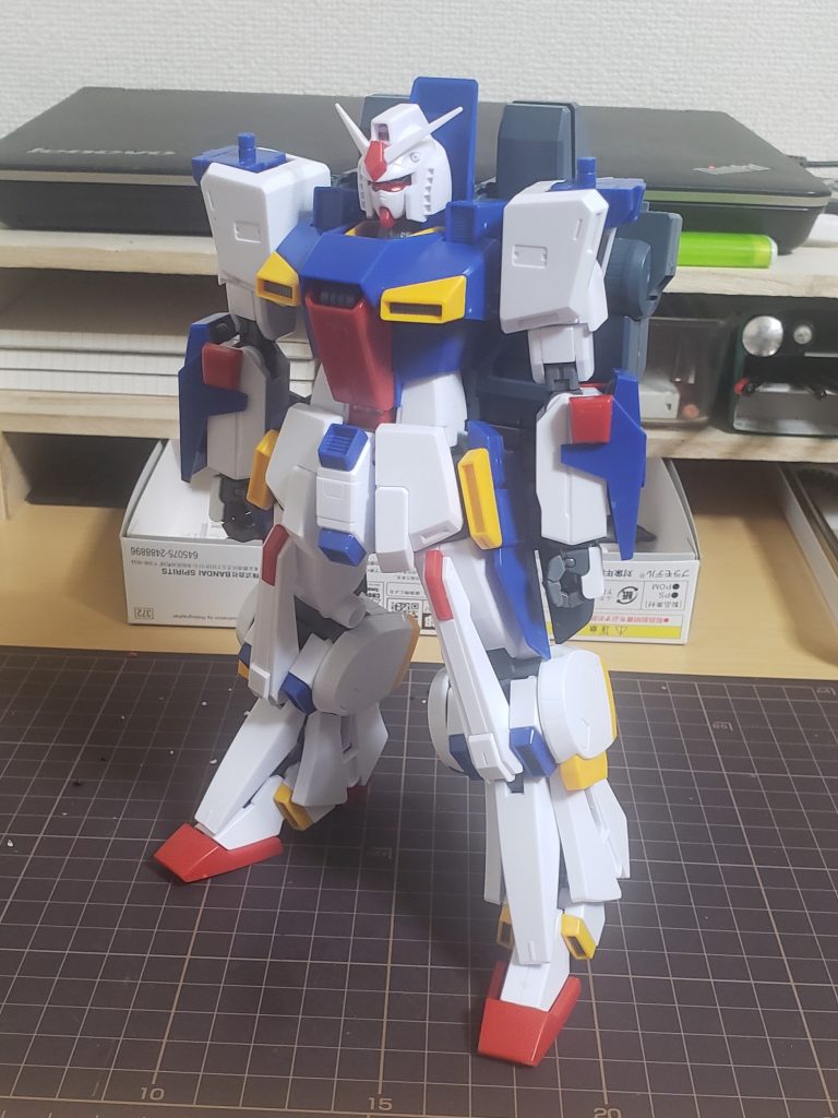 肩のアーマーと腕のシールドを外して、頭を変更した状態です。