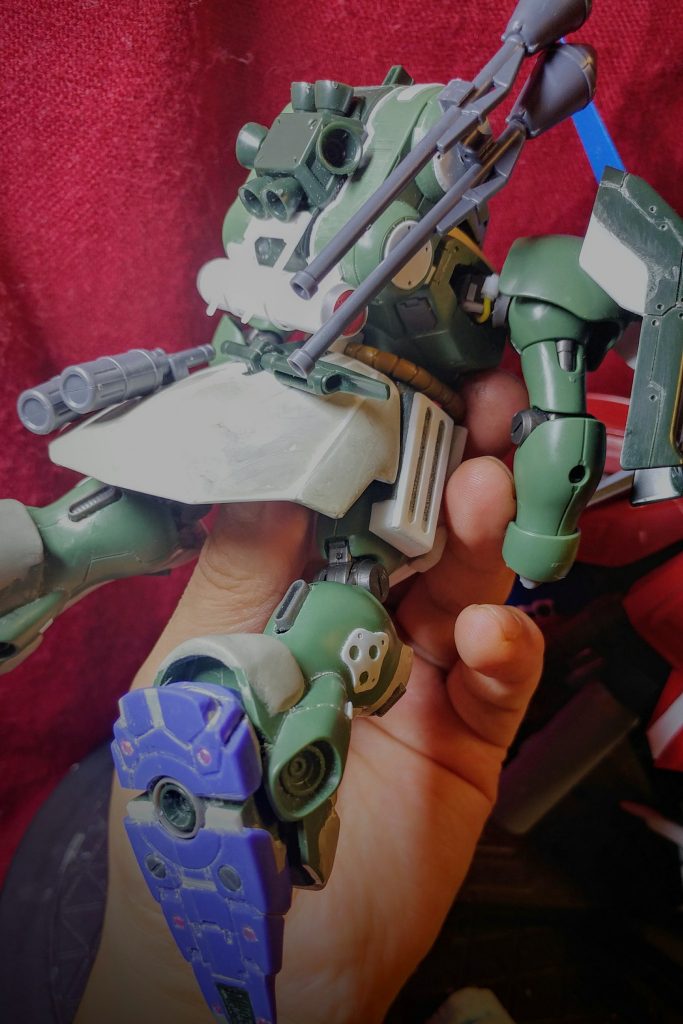 足首から下は、旧キットの1/100ギャンのものを切り刻んで合わせています。(実はもっとも拘った部分のひとつです。)旧キットなので足裏はつるぺた。立たせている分には見えないとこではありますが、彫ったり埋め込んだりしてそれらしくしています。