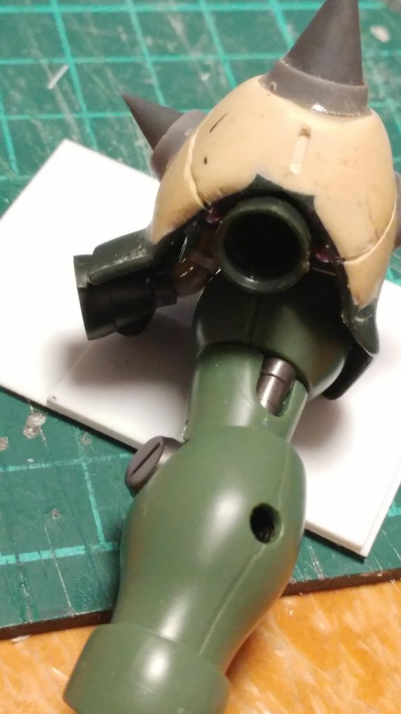 チラ見え対策その②。真横から見たときに左肩のバーニアから見える隙間にもパイプなどの配線が見えるように意識しました。バーニアの真後ろがなにもないのが不自然だなと気になりまして。