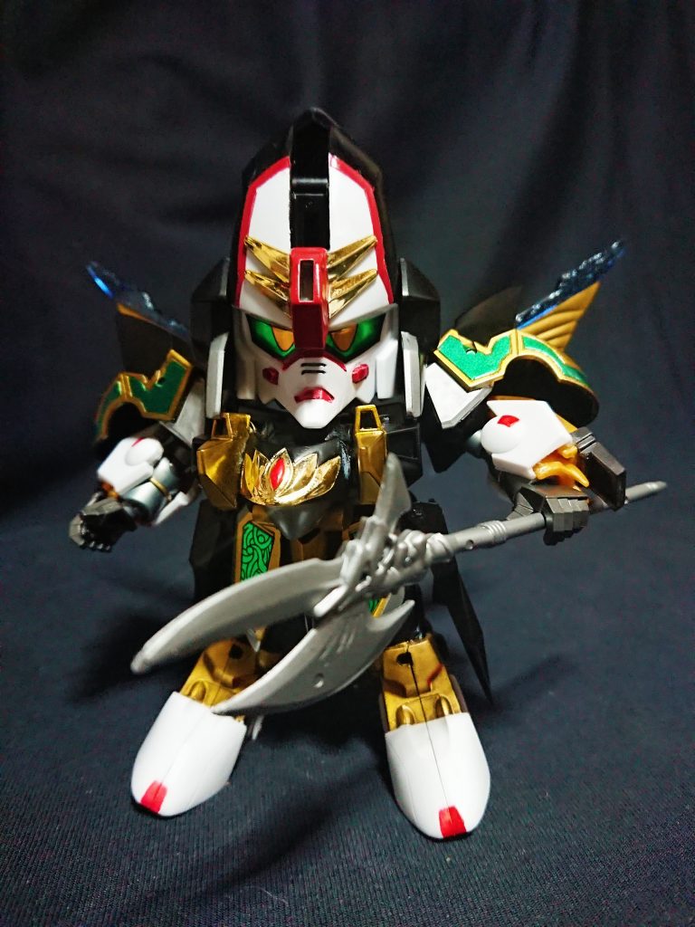 雷の一族に伝わる雷龍剣の奥義、雷龍大系(サンダーシステム)を動力とする機兵。
白金のハルバードを装備することにより真龍覚醒(ドラグーンスティミュラー)が発動し、魔龍モードから機兵モードへと姿が変わる。