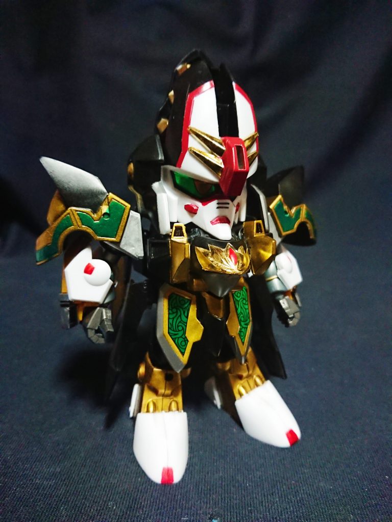 素体に使用したのは呂布トールギス。
ドラグーンの内部はちーびーゼロガンダムの代わりに呂布が入ってますw
途中まで制作し1年放置していたのですが、魔龍モードをオミットする形で制作していたようなので龍機モードのみとなります。