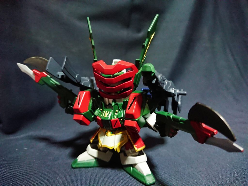 フェイスガード、肩アーマー、脚部はBBヴェルデバスターをそのまま仕様し、肩アーマーのミサイルポッドは弩の弾倉ということにしました。
両肩のキャノンは黄忠の連龍牙を受け継いだ設定で大型の弩としました。
通常は腰左右に懸架している複合バヨネットビームライフルは、斧型の武器にし連龍牙の内部に収納するようにしています。