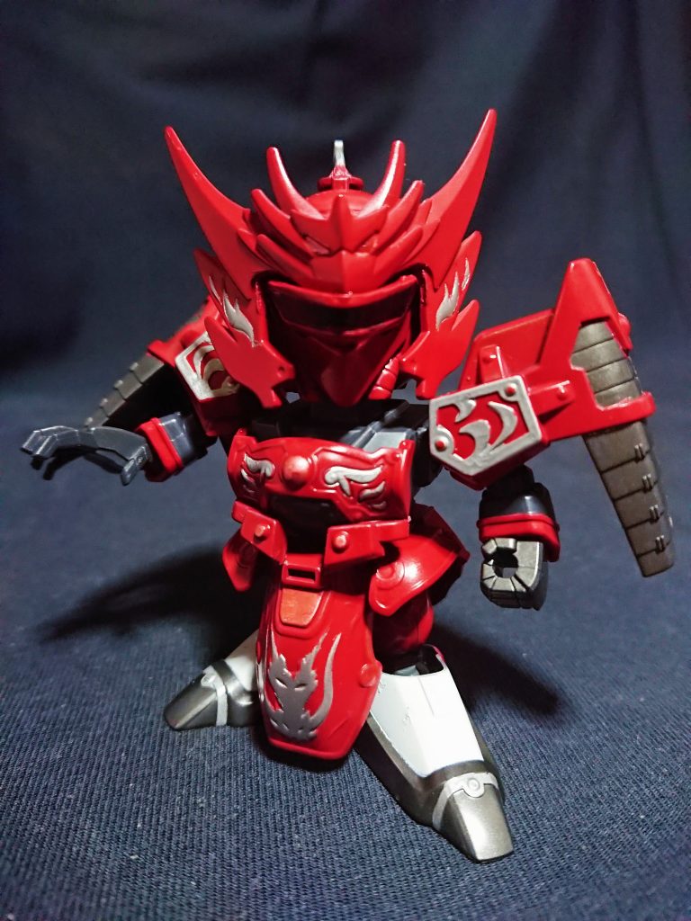 赫黒炎の妖将の異名を持ち、楽進とのコンビで名を馳せる曹軍衛将騎団の武将。
闇の血を引く者の証となる赤い目を隠すため、仮面を被っている。
棒術においては右に出る者はなく、黒妖棍と両肩の盾に収納された刃から繰り出す百渦黒死棍で敵陣営を焼き払った。