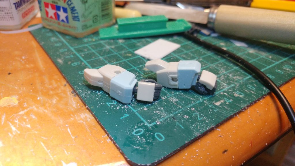 腕がなんとなく単調な箱組みっぽかったので前半分をジム改?だったかしら、とにかく別のものにしています。