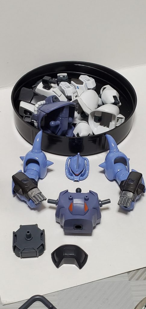 まだ考えながらやってる時の写真ですね。
バックパックが決まってなかったので、チラホラ候補のパーツがいますね。
決まってる本体から塗り始めてます。