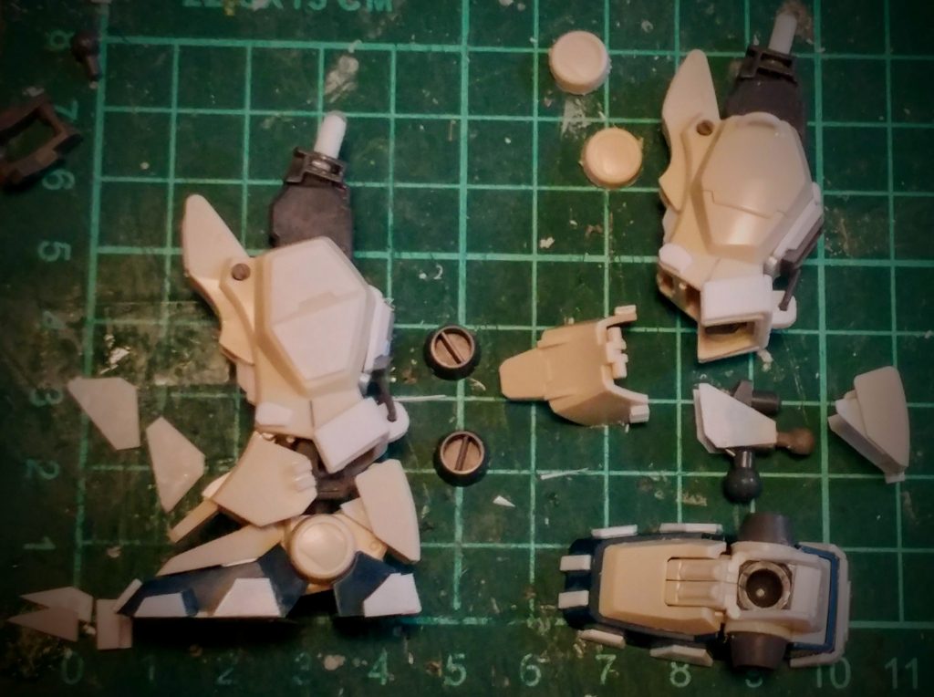 足首からチラチラ見える隙間が気になったのでそこら辺をカバーするような改修をしています。