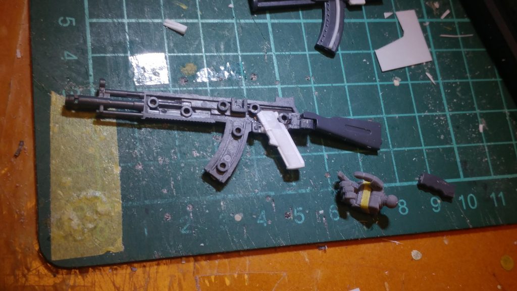 銃自体はコトブキヤさんのものを使用していますが、ハンドパーツに合わせてグリップを自作しました。
単に差し込むだけだと「抜け」など、強度面で不安なのでダボにかかるように作ってます。