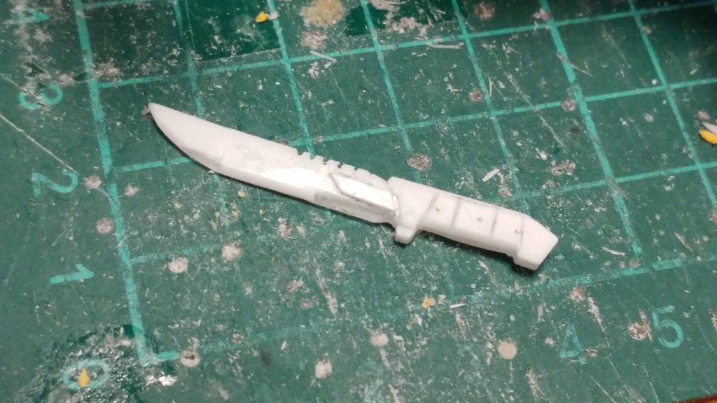 そしたら、なんだかコンバットナイフも欲しくなってプラ材で自作してしまいました。