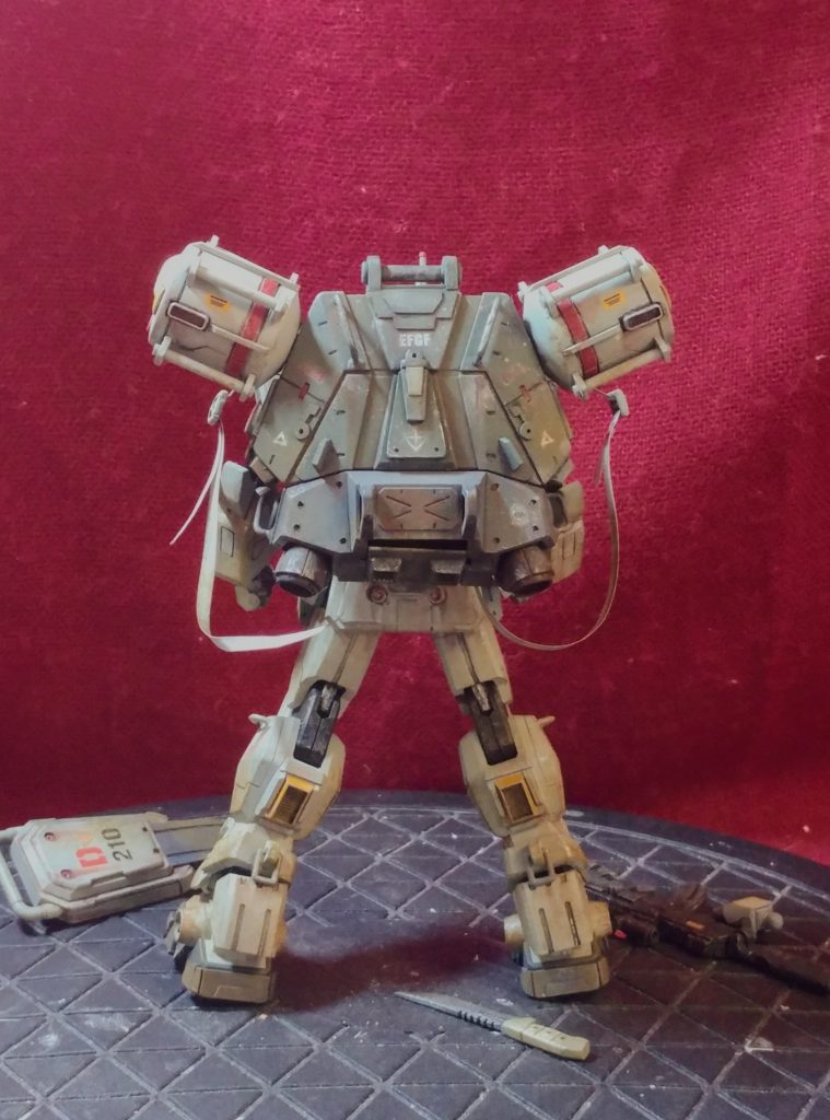 バックショット。タンクはなんとなく。見た目の雰囲気で追加しました。特に自分設定みたいなのはありません。(笑)パラシュートパックのベルトはプラペーパーの細切りに変更して、アジャスターパーツをプラ材で作り、長さ調節が出来るようになってます。