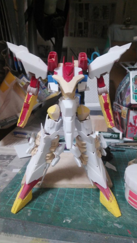 各種パーツをプラ板で作成、このときは、なるべく設定に近づけようと迷走していました。
また、同じものを二個作ることは不可能と気づき、そろそろ本気でレジン複製を考えておりました