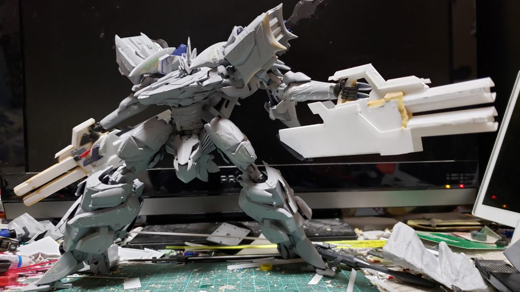 足を更に太くしておおまかなで形が出来上がる。
その後サフを吹く。
正直ライフルが一番制作苦労しました。
なかなか納得いく形にならず一時期制作がストップしてしまいましたがなんとか完成までいけました。