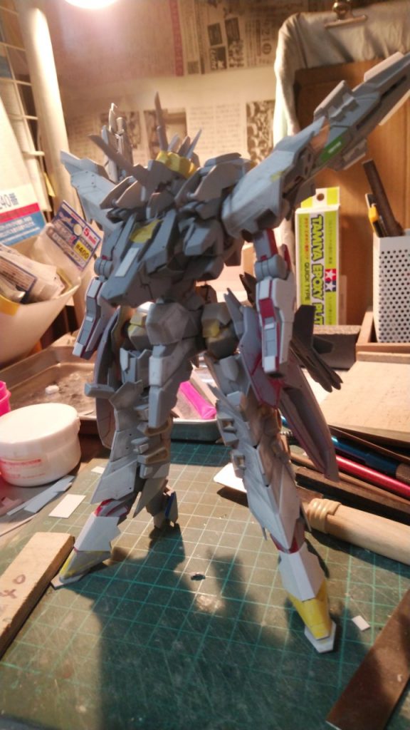 依頼者様より、ガンプラでアーマードコア風なので、好きに作っていいですよ のお言葉をいただき、吹っ切れた後です。
この時点でようやく完成イメージがわきました。