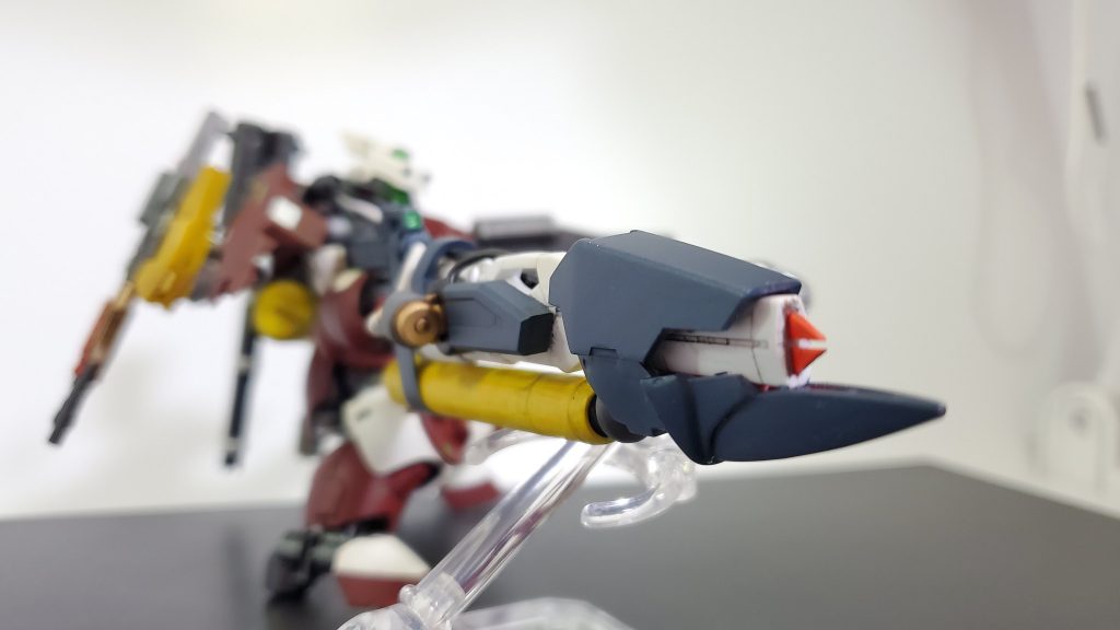 ■ビームライフル  
火星の谷底の古い地層から発掘された、古代の武器であろう物に、制御系や冷却装置を取り付けた装備。
基本的には、長距離狙撃用。
非常に高い威力を誇り、ナノラミネートアーマーの厚さによっては貫通出来る。しかし、5秒以上照射すると、武装本体が熱で溶解してしまう。
その為、使いどころが難しく装備しないことが多い。