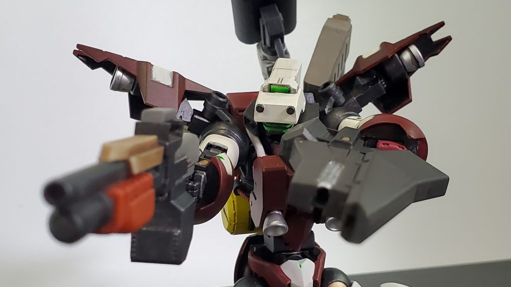 ■対NRA用ショットガン(右手武器)
多数の弾丸を同時に発射する。
拡散範囲が狭く近距離戦闘にて、着弾の物理エネルギーと衝撃により、ナノラミネートアーマーを削り取る事に重きが置かれている。