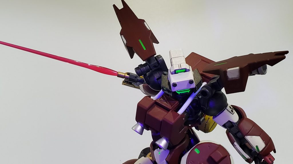 ■ビームダガー
奥の手である近接兵装。
ナノラミネートアーマー相手でも多少効果がある。
レアアロイ製のフレームであれば最短で約1秒当て続ける事で溶断が可能。
基本的にはフレームを狙って溶断を狙う。
厄災戦前に使用されていたと思われる、作業用ビームトーチを改造した代物。