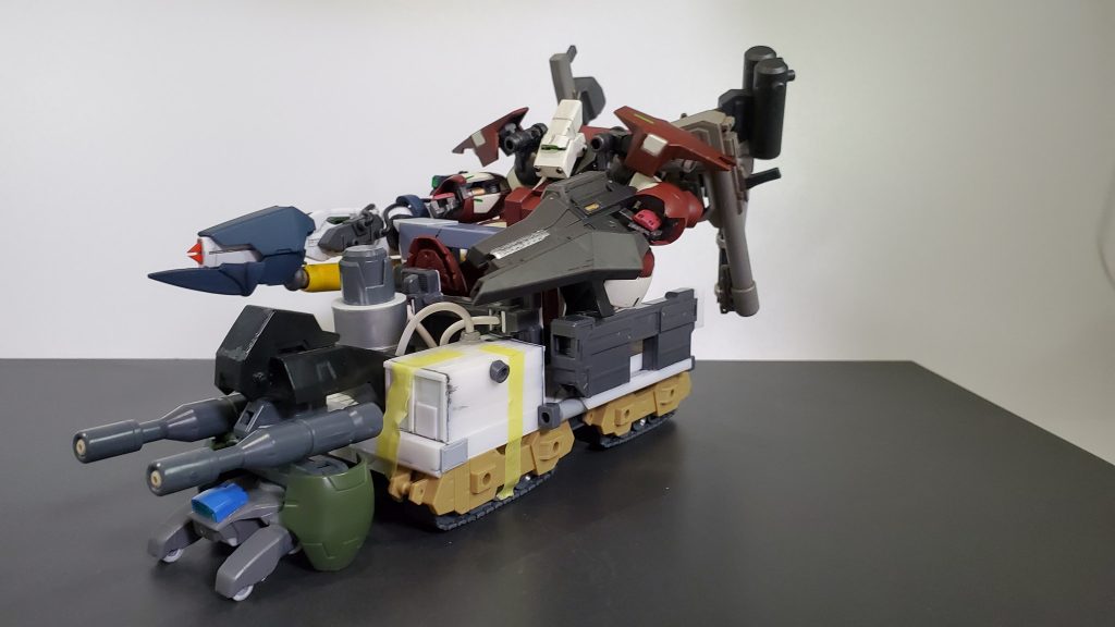 スパラフチレを載せて移動するためのMSトレーラーです。 
まだまだ作ってる途中ですが完成したらまた投稿しようかと考えてます。
■名前の由来について
(既出、間違っていたらすみません)
今回ヘキサフレーム機を作るに当たって、気になっていたのは、名前です。
そこで調べてみると、下記のことが分かりました。
・ユーゴー
   ↓
小説家、詩人、政治家の「ヴィクトル・ユーゴー」
・ジルダ
   ↓
ヴィクトル・ユーゴーの戯曲が原作のオペラ「リゴレット」の登場人物。(リグレットの娘、ジルダ)
・エンゾ
   ↓
ヴィクトル・ユーゴーの戯曲「パドヴァの僭主アンジェロ」が原作の「ラ・ジョコンダ」の登場人物エンツォ・グリマルド。
(エンツォの書きが、Enzo それをローマ字読み)
ユーゴーのみ実在の人名でしたが、公式から出ているヘキサフレームの名前は、ヴィクトル・ユーゴーに関係があると考えられます。
その為、今回のスパラフチレも関係がある所からとっています。
・スパラフチレ
    ↓
ジルダと同じく、ヴィクトル・ユーゴーの戯曲が原作のオペラ「リゴレット」の登場人物、スパラフチーレ。(エンゾと同じく、書きをローマ字読みしました。)
以上、私なりに調べてみた結果でした。
上にも書いてありますが、既出だったり間違っていたらすみません。
ありがとうございました。