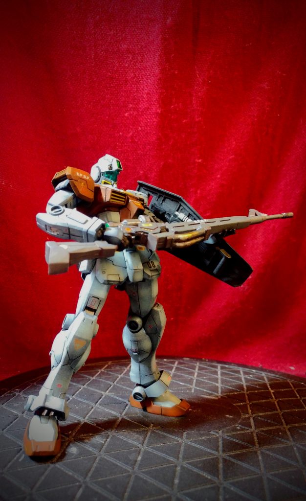 両肩はキットのものは大きすぎて好みではなかったので、ベースガンダムのものと交換しました。