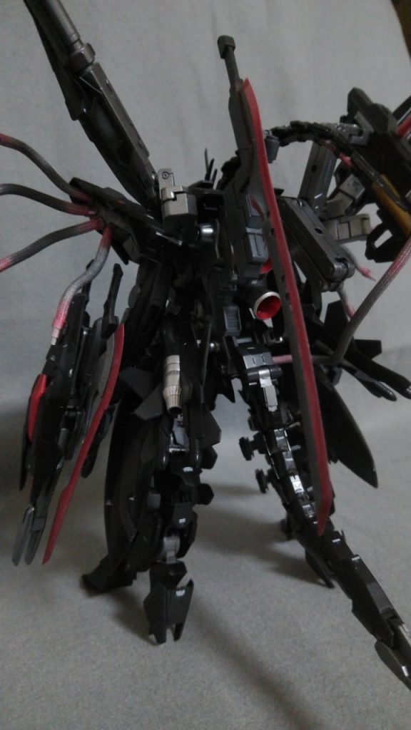 四面をぐるりと
アルケーの面影は全くありません
パテの削り出し、プラバンスクラッチを駆使して形状がアーマードコアっぽく表現しました。一応参考にした機体はあるのですが、比べるにはおこがましいので気づいた方は生暖かい目で見てください