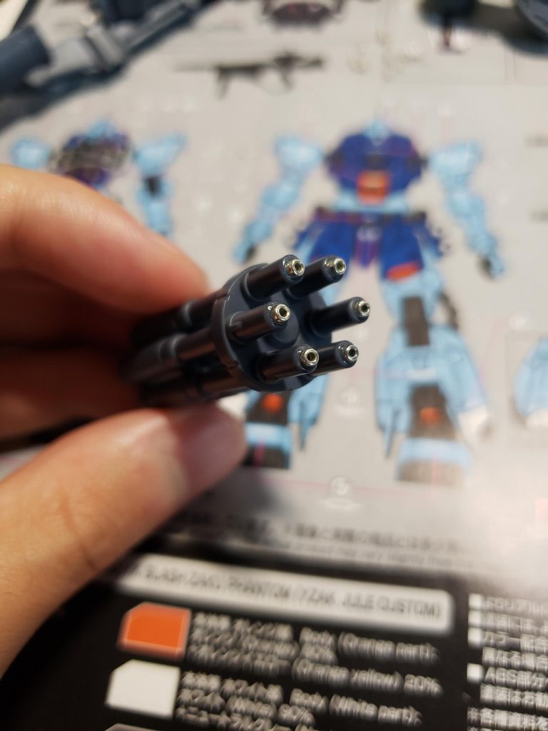 今回のお気に入り箇所
ガトリングの砲口にメタリックのビーズを接着(手芸用品店とかで売ってるやつ)
簡単なのに一気にそれっぽさが出る…！