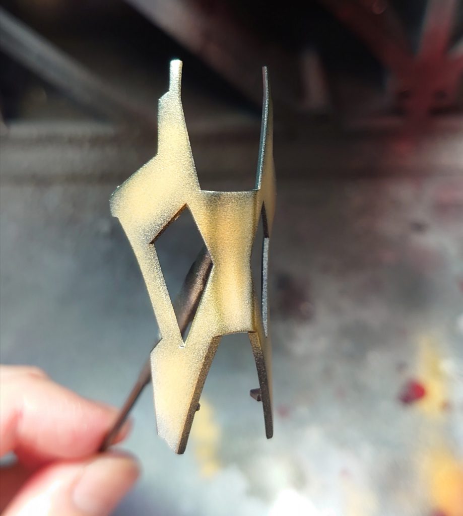 レッド部下地





カラーレシピ

下地は全てガイア　サーフェイサーエヴォブラック

フレーム部
ガイアスターブライトアイアン、スターブライトシルバー、スターブライトゴールド

ホワイト部
ガイアアルティメットホワイトを黒立ち上げ→雲母堂ビスマスパール

レッド部
ガイアスターブライトゴールドを黒立ち上げ→ガイアクリアレッド

ブルー部
ガイアスターブライトシルバーを黒立ち上げ→ガイアクリアブルー

イエロー部
ガイアスターブライトシルバーを黒立ち上げ→ガイアクリアイエロー

トップコート
ガイアEXクリア→研ぎ出し→タミヤコンパウンド→タミヤコーティングポリマー