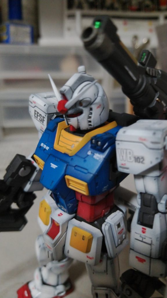 このガンダムはハイディテールなので、初めはディテール追加はしない方向でしたが、リバイブ版のあとに作ったため、リバイブ版のディテールをフィードバックする形でディテールを追加しています。