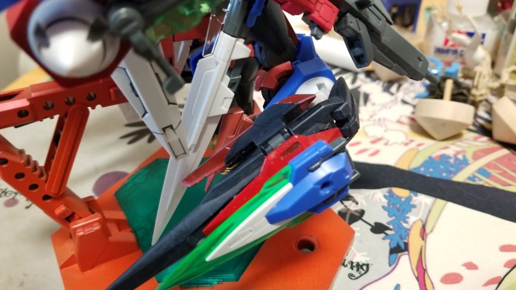 脚部です。このオーライザーの翼パーツは安定器として装備しているという設定ですが、コーンスラスターと連動して推力を操作している重要なパーツでもあります。