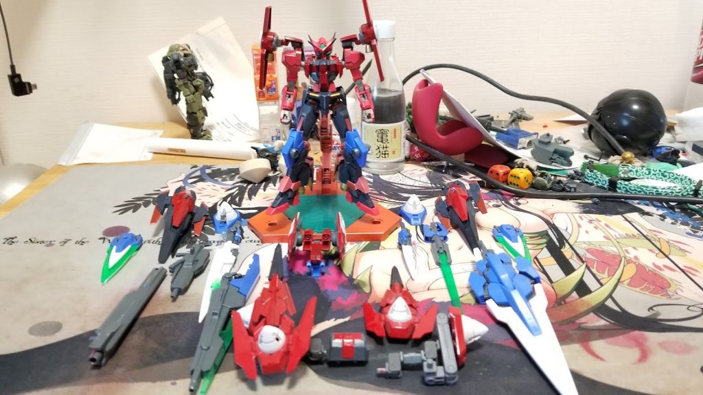 ちょっと汚い場所ですが、スタティックディスプレイしてみました。パーツがブロックごとに綺麗に構成されているのでダメージコントロールも可能な構成です。これは完全に「撃たれたら壊れるガンプラ」であることを意識した構成になっています。