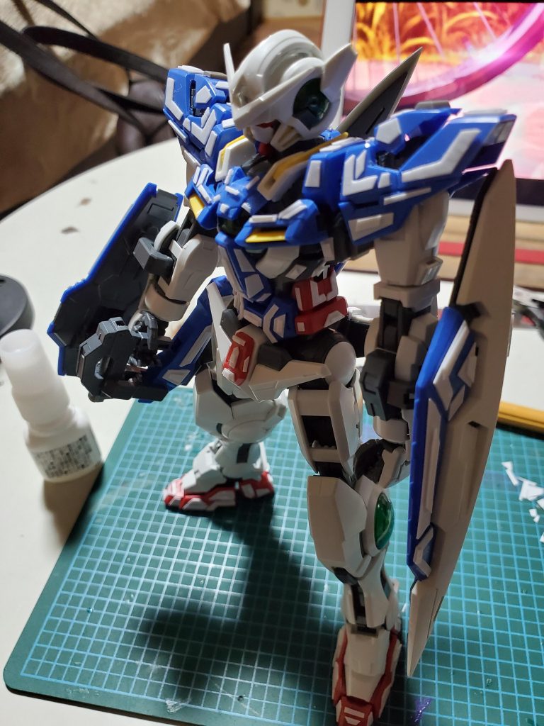 プラ板もこんなに切る事になるとは...💧初めは白パーツはスジ彫り、赤青はプラ板でと考えていましたが、結果全身プラ板だらけに。