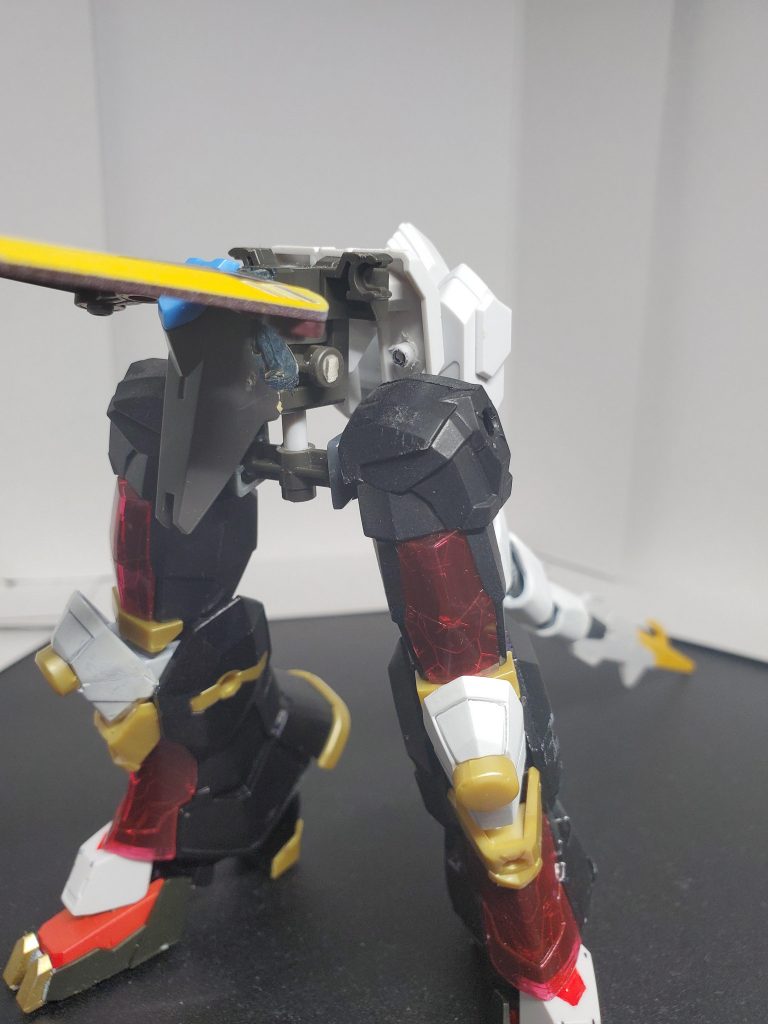 改造は腰に集中してます。
フロントスカートをパテで少し前に出して、リヤスカートには穴を開けてバルバトスのバックパックを取り付け。
スタンド用の穴にプラ棒で関節パーツを取り付けて足の取り付け位置の変更。
これだけでも結構スタイルが変わりますね。