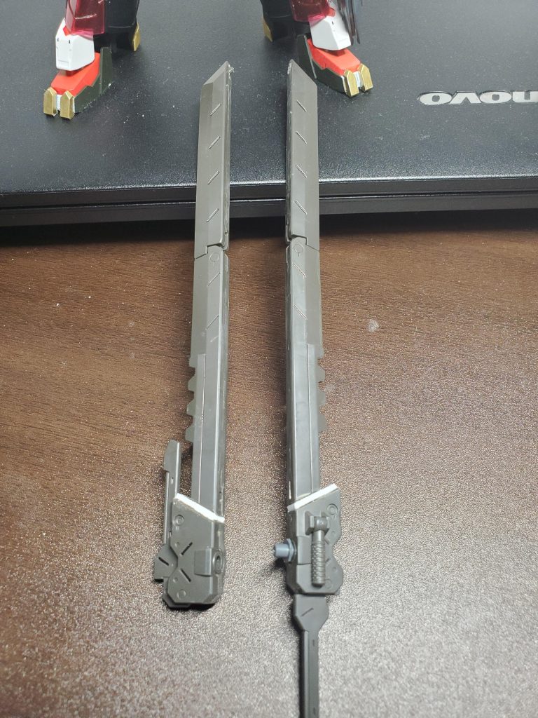 デモリッションナイフの位置の変更。
先端にあった突起に合わせてもう片方に穴を開けてます。
個人的に気に入ってる改造です。